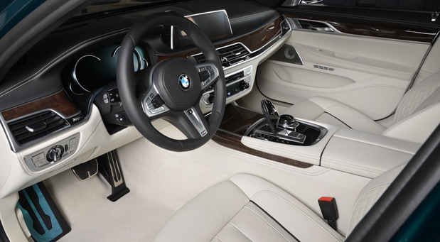 Boston Green BMW M760Li Boston Green BMW M760Li