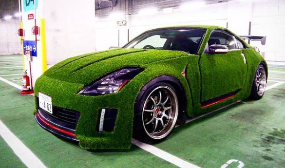 Nissan 350Z prekriven veštačkom travom