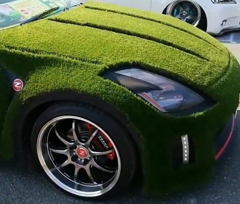 Nissan 350Z prekriven veštačkom travom
