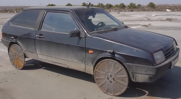 Lada Samara sa poklopcima šahtova