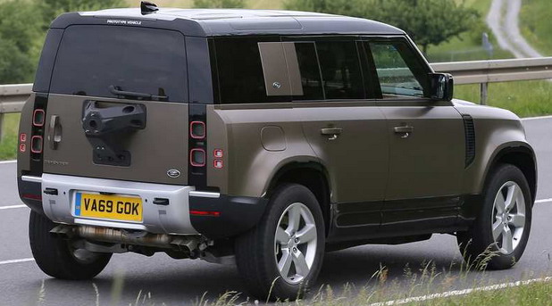 Land Rover Defender sa V8 motorom