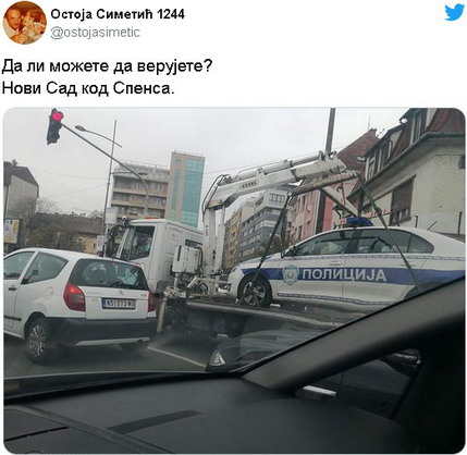 Pauk odneo policijsko vozilo Pauk odneo policijsko vozilo