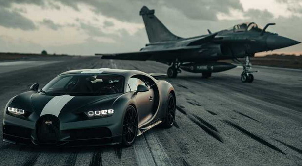 Bugatti Chiron Pur Sport protiv borbenog aviona Bugatti Chiron Pur Sport protiv borbenog aviona
