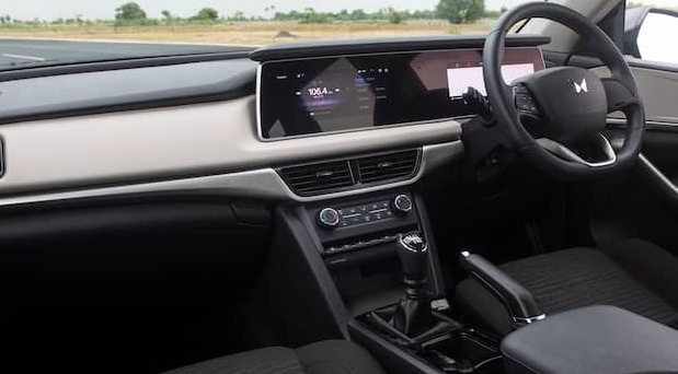 Mahindra XUV 700 Mahindra XUV 700