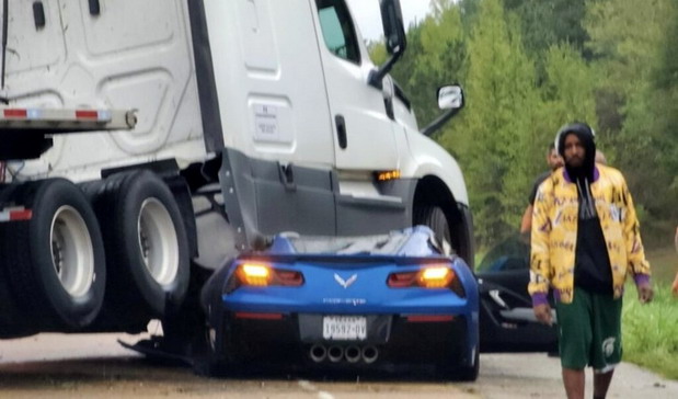 Kamion prešao preko sportskog automobila Kamion prešao preko sportskog automobila