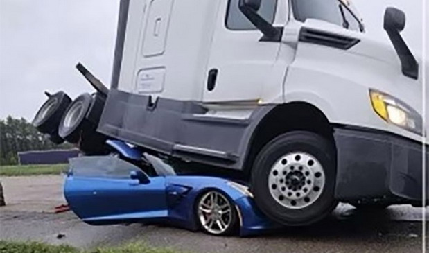 Kamion prešao preko sportskog automobila Kamion prešao preko sportskog automobila