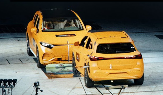 Mercedes frontalni sudar Mercedes frontalni sudar