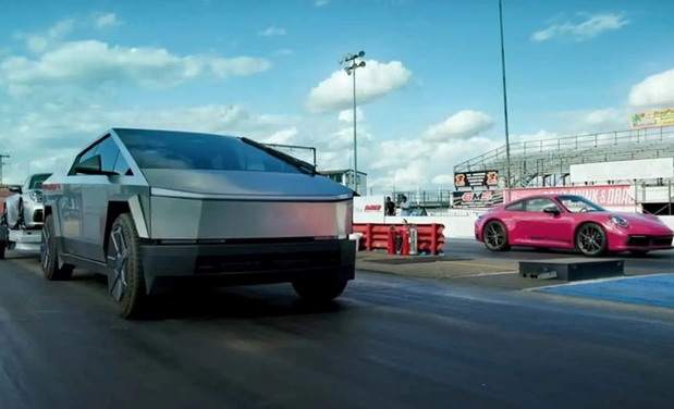 Tesla Cybertruck i Porsche 911 Tesla Cybertruck i Porsche 911