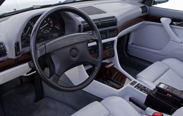 BMW 750i (E32) BMW 750i (E32)