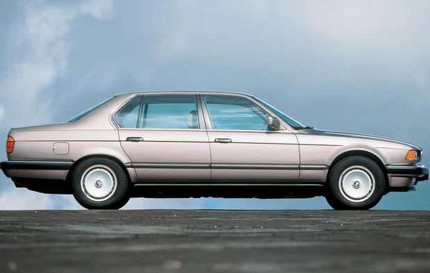 BMW 750i (E32) BMW 750i (E32)