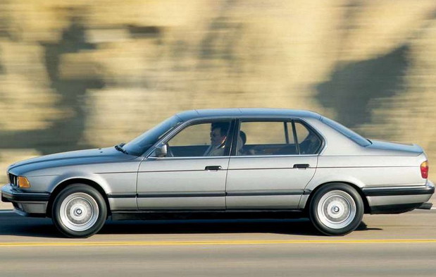 BMW 750i (E32) BMW 750i (E32)
