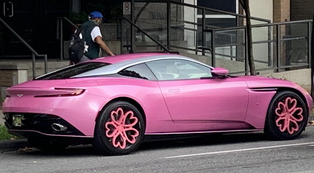 Aston Martin DB11 u Pink izdanju