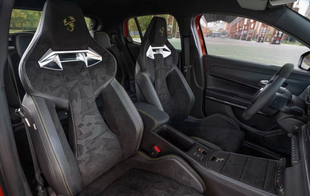 Abarth 600e Competizione Edizione Milano Cortina 2026 Abarth 600e Competizione Edizione Milano Cortina 2026