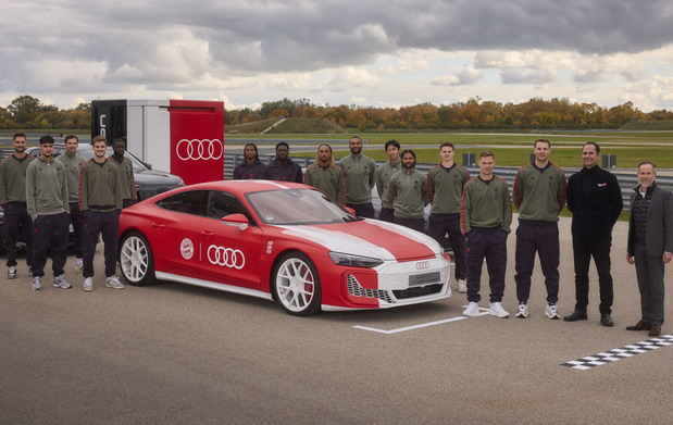 Audi predao nove službene automobile igračima FK Bajern Audi predao nove službene automobile igračima FK Bajern