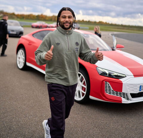 Audi predao nove službene automobile igračima FK Bajern Audi predao nove službene automobile igračima FK Bajern