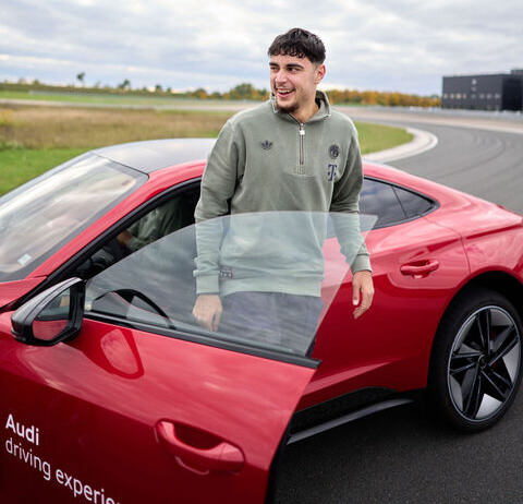 Audi predao nove službene automobile igračima FK Bajern Audi predao nove službene automobile igračima FK Bajern