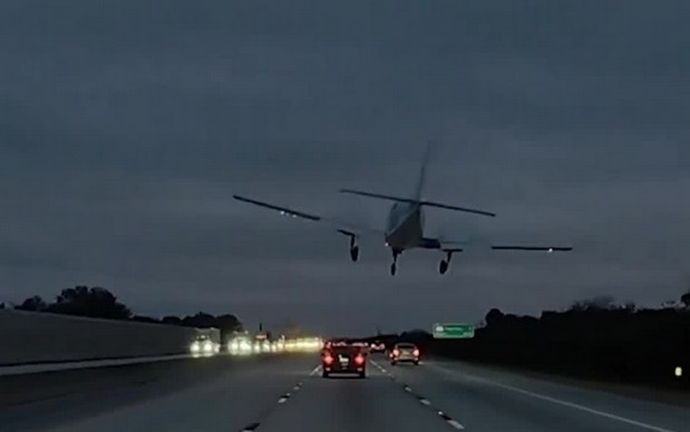 Avion sleće na automobil na auto-putu Avion sleće na automobil na auto-putu