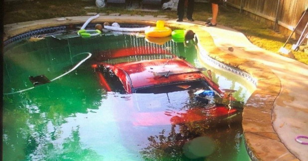 Auto u bazenu Auto u bazenu