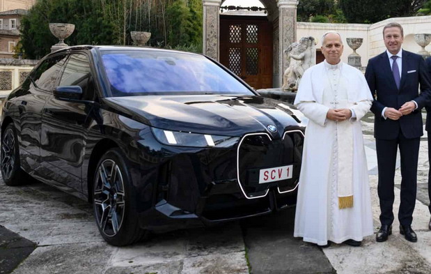 BMW poklonio novom papi električni SUV BMW poklonio novom papi električni SUV