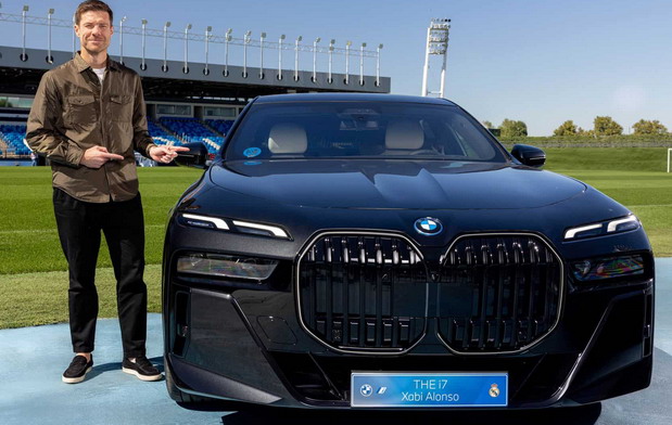 Igrači Real Madrida dobili nove BMW automobile