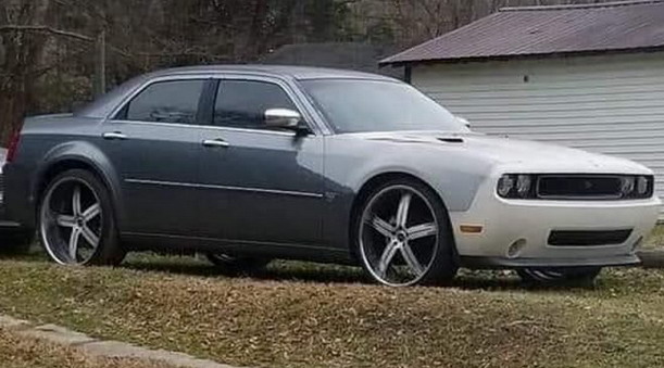 Chrysler 300 sa prednjim delom Dodge Challengera