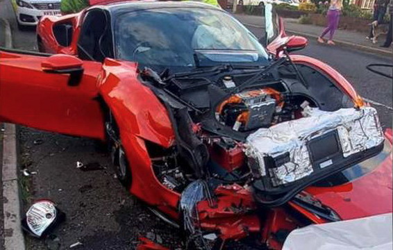 Razbijeni Ferrari Razbijeni Ferrari