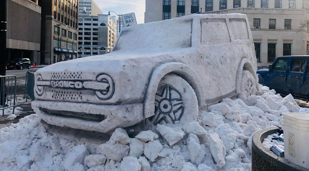 Ford Bronco skupltura od snega 