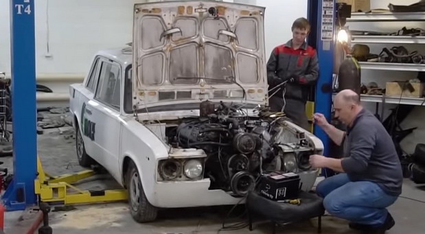 Lada sa 7,0 litarskim V8 motorom