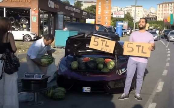 Prodavao lubenice iz prtljažnika Lamborghinija