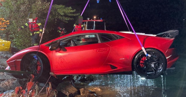 Lamborghini u jezeru