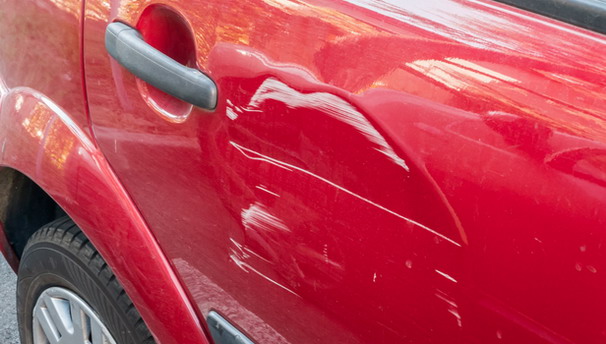 Oštećeni auto Oštećeni auto