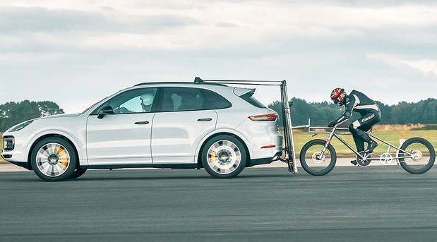 Porsche pomogao biciklisti da dostigne 240 km/h Porsche pomogao biciklisti da dostigne 240 km/h