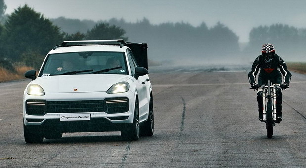 Porsche pomogao biciklisti da dostigne 240 km/h Porsche pomogao biciklisti da dostigne 240 km/h