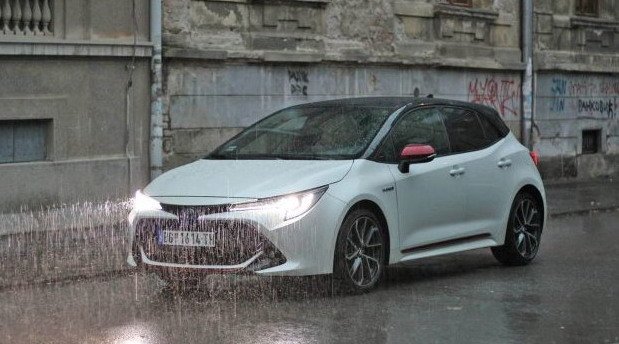 207276-toyota corolla hybrid.jpg, 63 KB