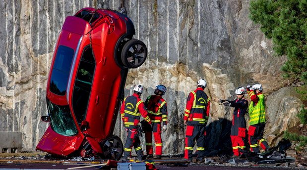 208771-volvo crash.jpg, 116 KB