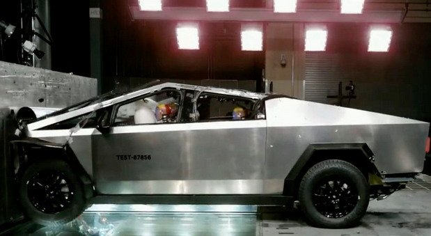 239247-tesla crash.jpg, 50 KB