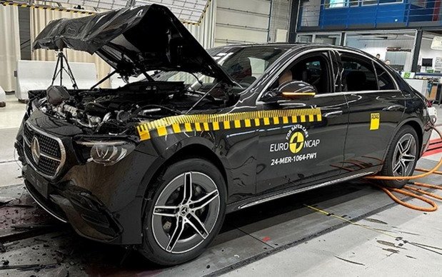 248087-mercedes crash test.jpg, 96 KB