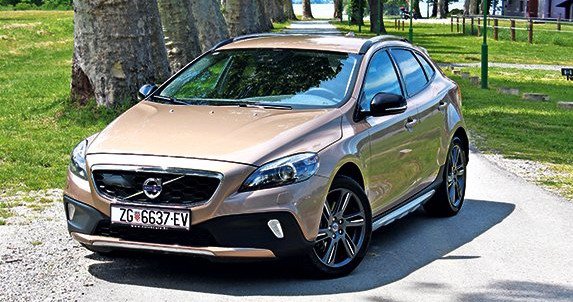 98303-volvo v40 cross country.jpg, 85 KB