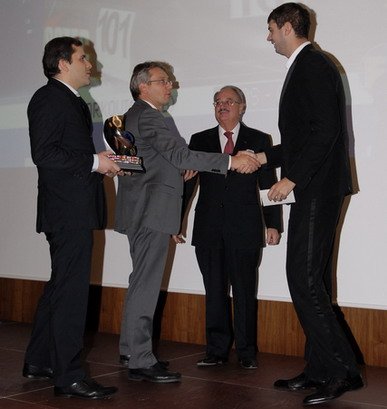Dusan Borkovic urucenje pehara.jpg, 43 KB
