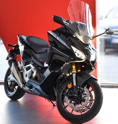 HONDA FORZA 750 u salonu.jpg, 67 KB