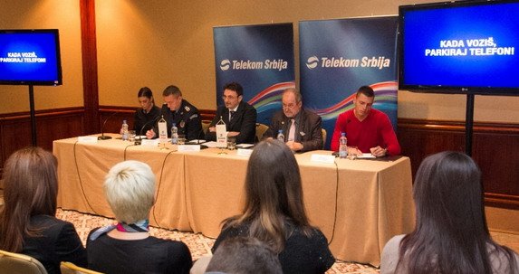 Kada vozis, parkiraj telefon_KZN.jpg, 59 KB