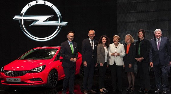 Kancelarka Angela Merkel na Opel standu.jpg, 47 KB