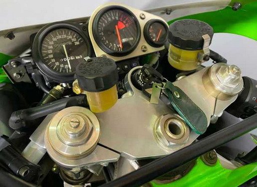 Kawasaki-ZX7-RR-1996-5.jpg, 77 KB
