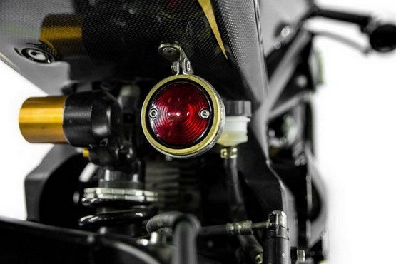 Smoke-Garage-Daytona-675R 111.jpg, 48 KB