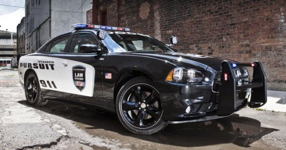 automehanicari-se-trkali-u-policijskom-automobilu.jpg, 63 KB