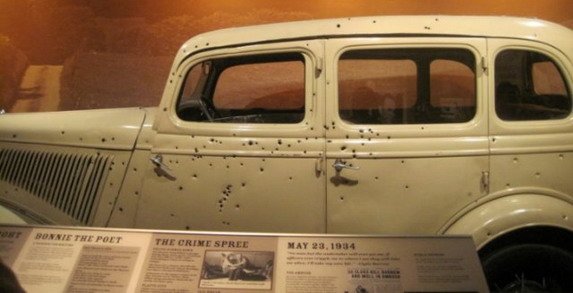 automobil-boni-i-klajd-u-muzeju.jpg, 42 KB
