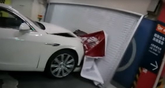 bentley crash.jpg, 30 KB