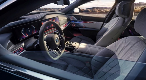 bmw enterijer.png, 326 KB