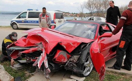 ferrari 355 gts crash 1.jpg, 66 KB
