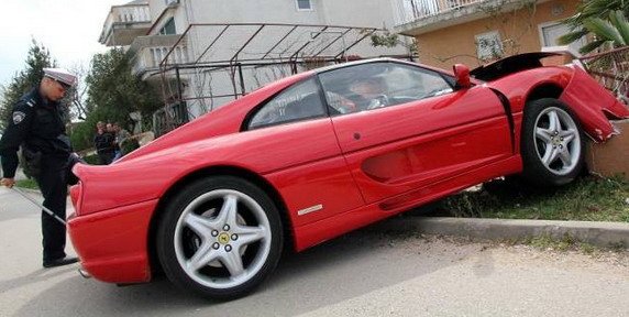 ferrari 355 gts crash 1111.jpg, 58 KB